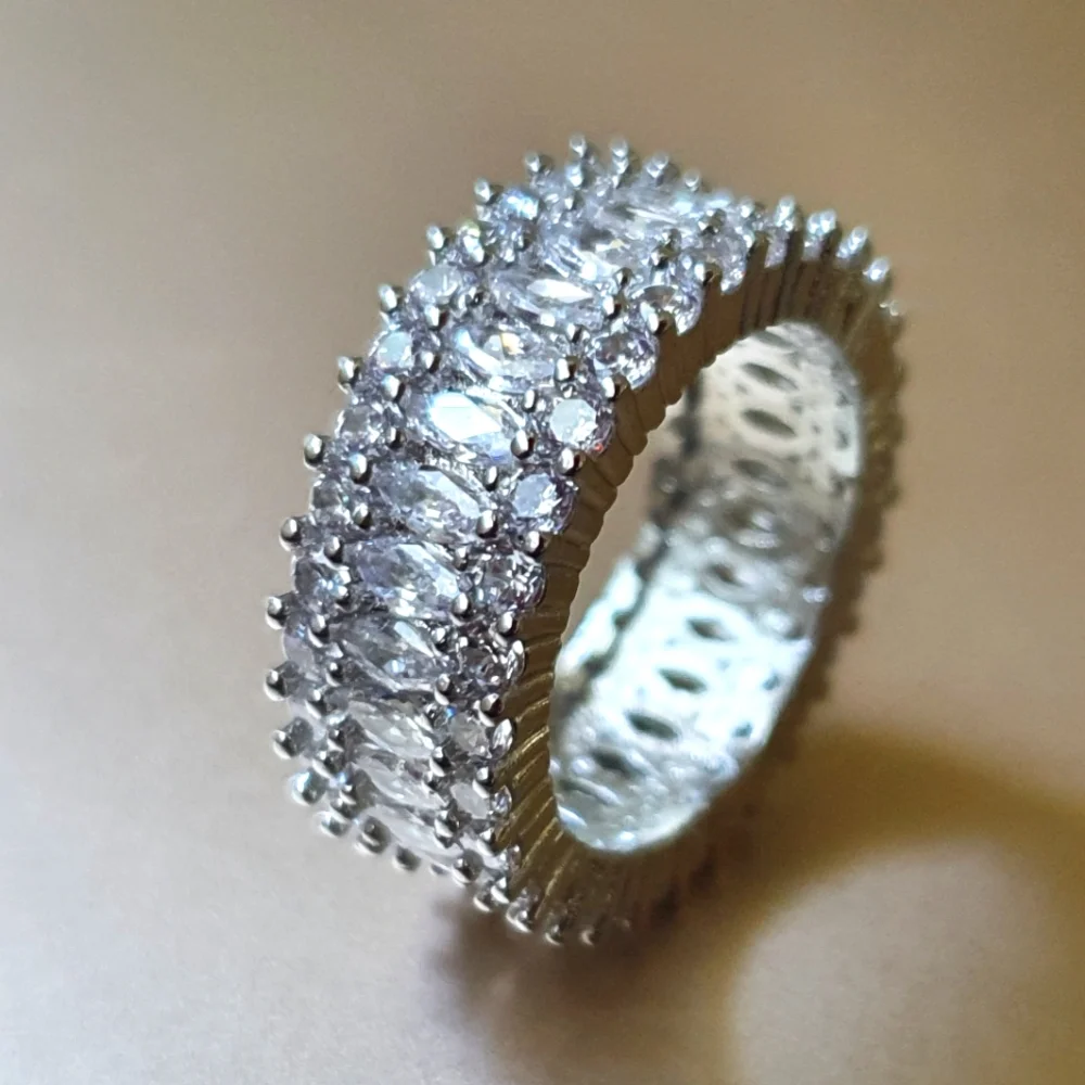 Thick Women Inlayed Oval&Round Diamond Ring - Picture 1 of 4